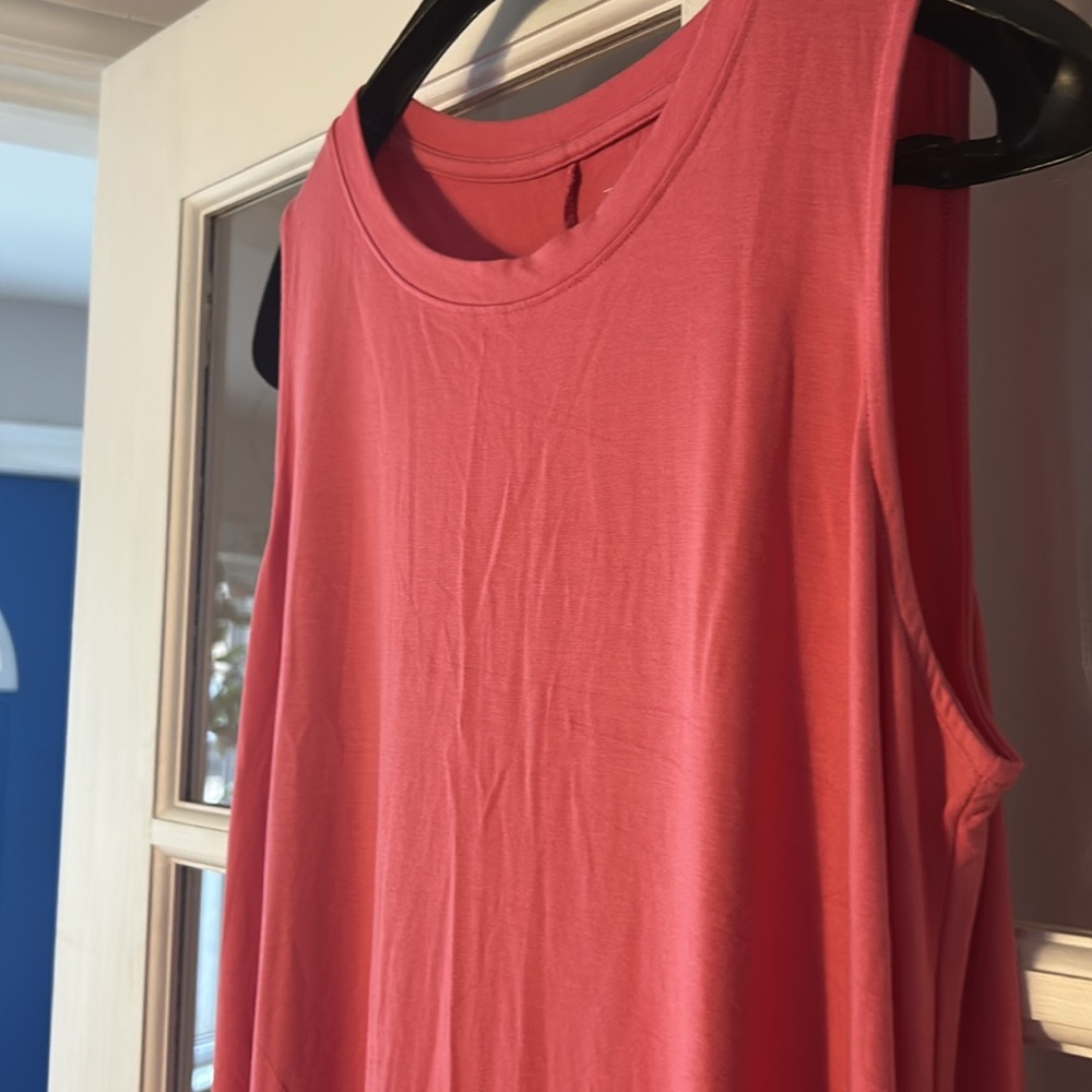 Sleeveless Flowy Dress - With Pockets - Picture 3 of 3